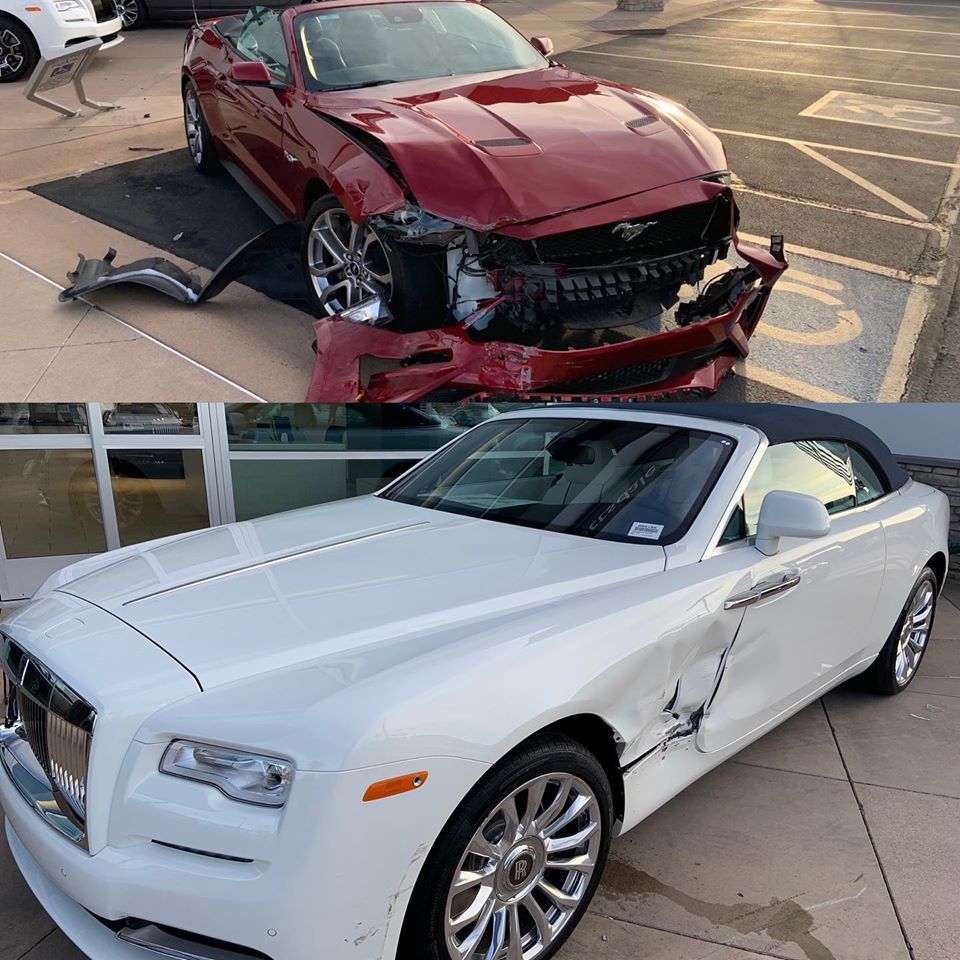 S-a întâmplat în Scottsdale, Arizona (SUA). Un șofer a închiriat un Ford Mustang GT Convertible și a făcut o greșeală care îl va costa foarte scump. El a apăsat pedala de accelerație în locul frânei și a lovit un Rolls-Royce Dawn.