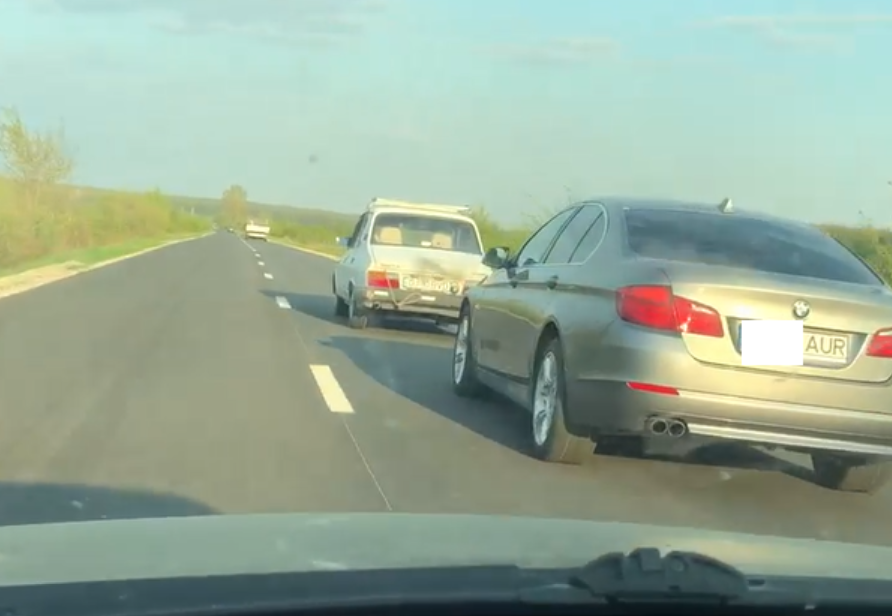 În viețile românilor există multe povești cu mașini Dacia. Ce mai mulți șoferi de la noi din țară au învățat să conducă pe această mașină, iar pentru alții a fost, și este, o mașină bună la toate.