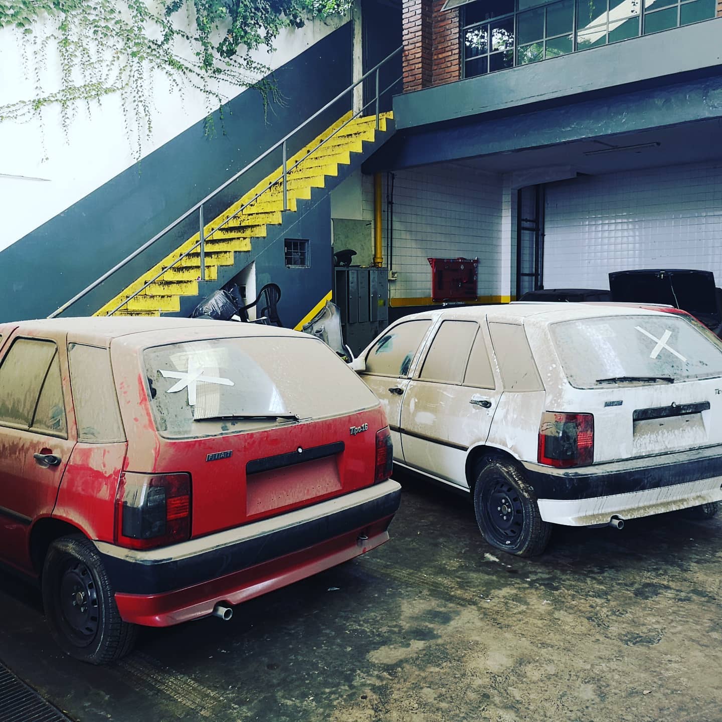 Mai multe mașini au fost găsite abandonate într-un showroom. Mașinile zăceau acolo din anii `90