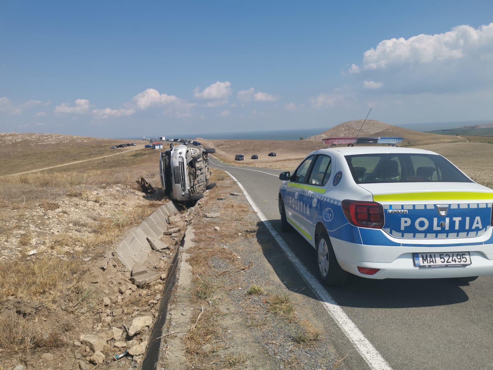 Accident bizar la cetatea Enisala. O șoferiță a răsturnat mașina într-o poziție nefirească - FOTO