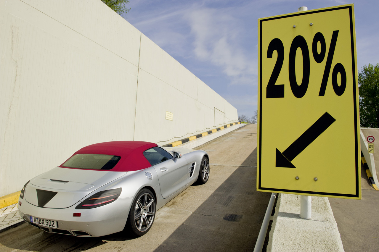 Desi caroseria a fost rigidizata suplimentar, SLS AMG Roadster are doar 2,2 kg in plus fata de coupe