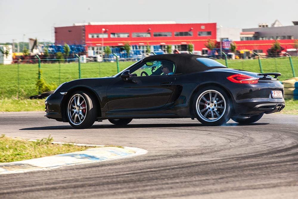 Instructorul Jan Kalmar, ”drifting taxi driver” pe AMC Kart cu noul Porsche Boxster