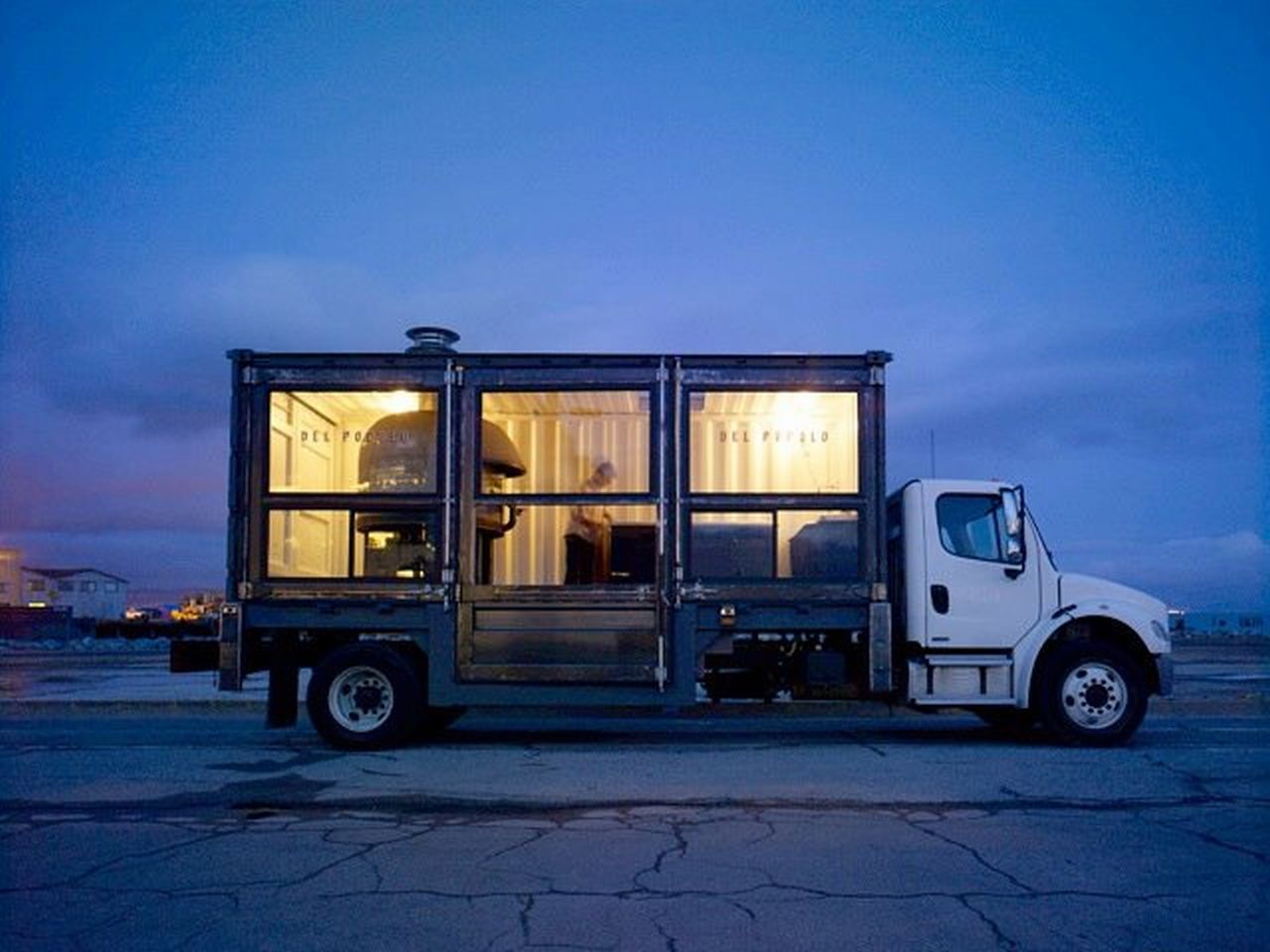 Del Popolo pizza truck - container de marfa transformat in bucatarie de pizza