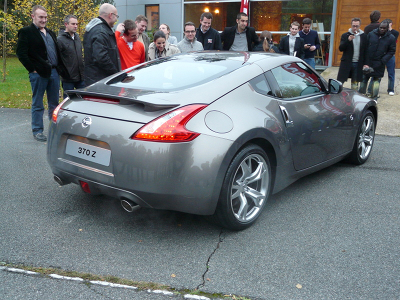 Nissan 370z in carne si oase 