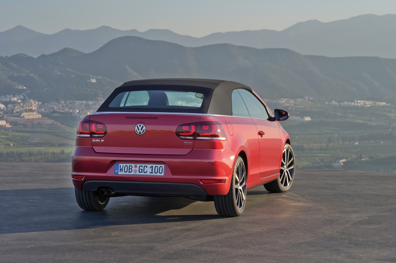 Volkswagen Golf Cabrio are un soft-top textil, fata de VW Eos, care este un coupe-cabriolet