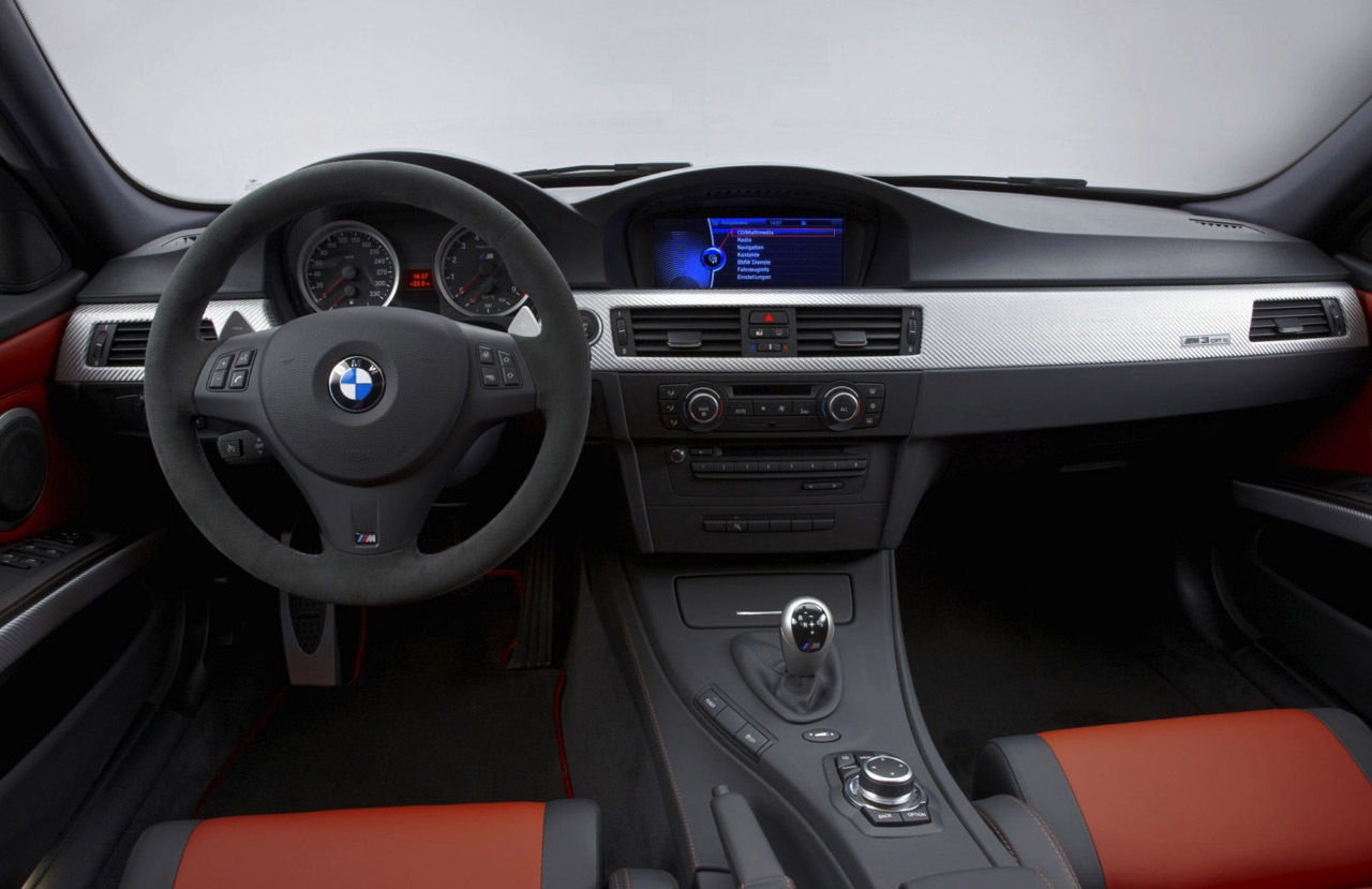 BMW M3 CRT are o echipare luxoasa. Motorul si cutie M DCT sunt de pe M3 GTS