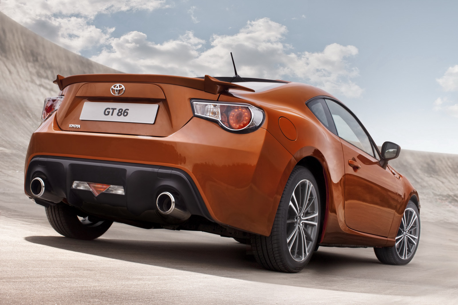 Spatele coupe-ului Toyota GT-86 exprima forta si sportivitate