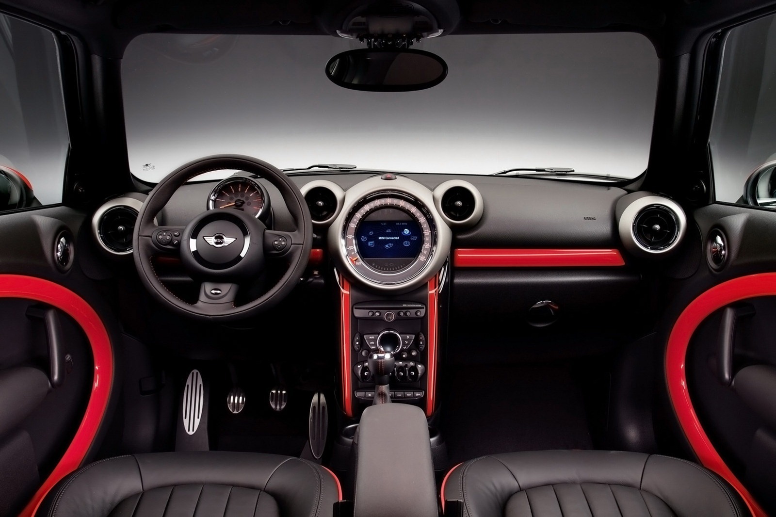 Mini Countryman JCW ofera o ambianta interioara deopotriva sportiva si eleganta