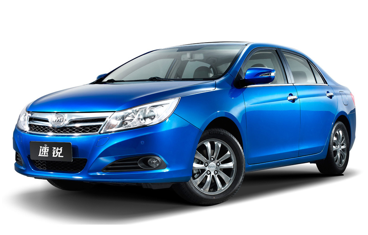 BYD F3 Plus se aseamana foarte mult cu actuala Toyota Corolla sedan