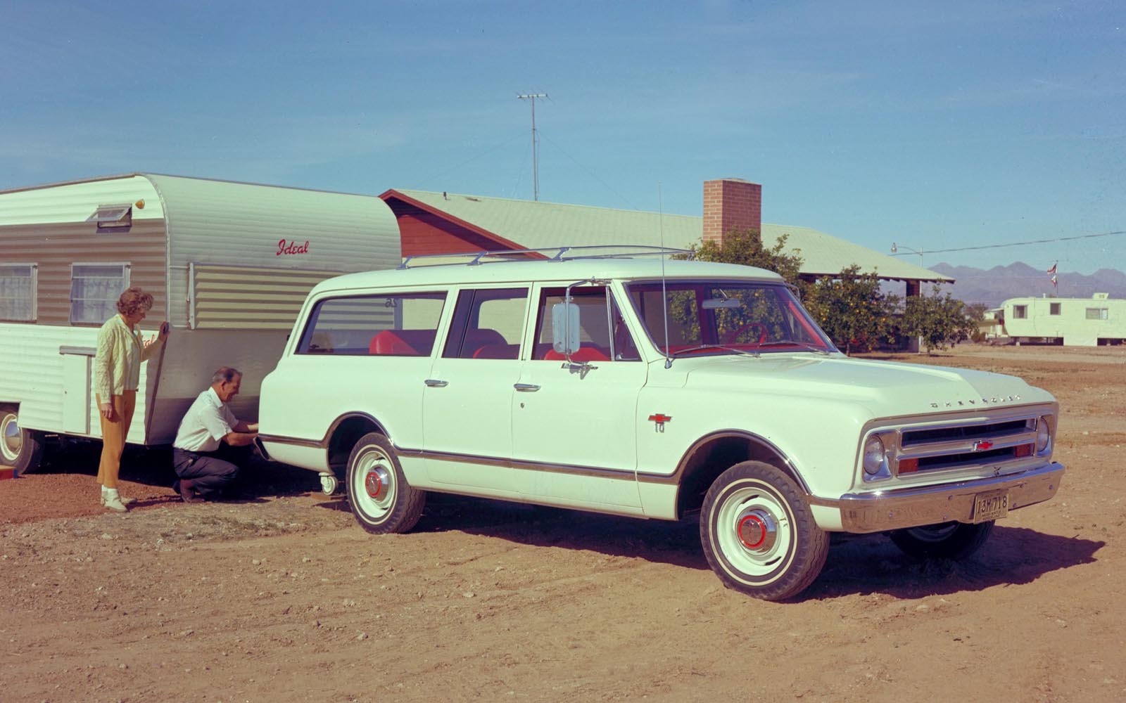 Suburban primeste pe partea dreapta doua usi, incepand cu 1967