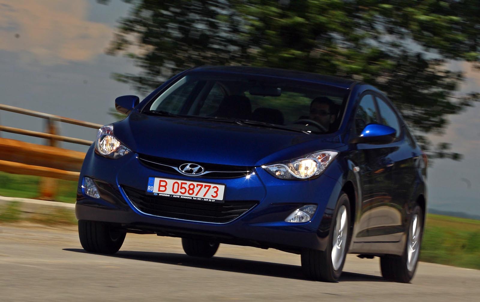 Hyundai Elantra 1.6 este dedicata celor care conduc relaxat si vor un confort bun