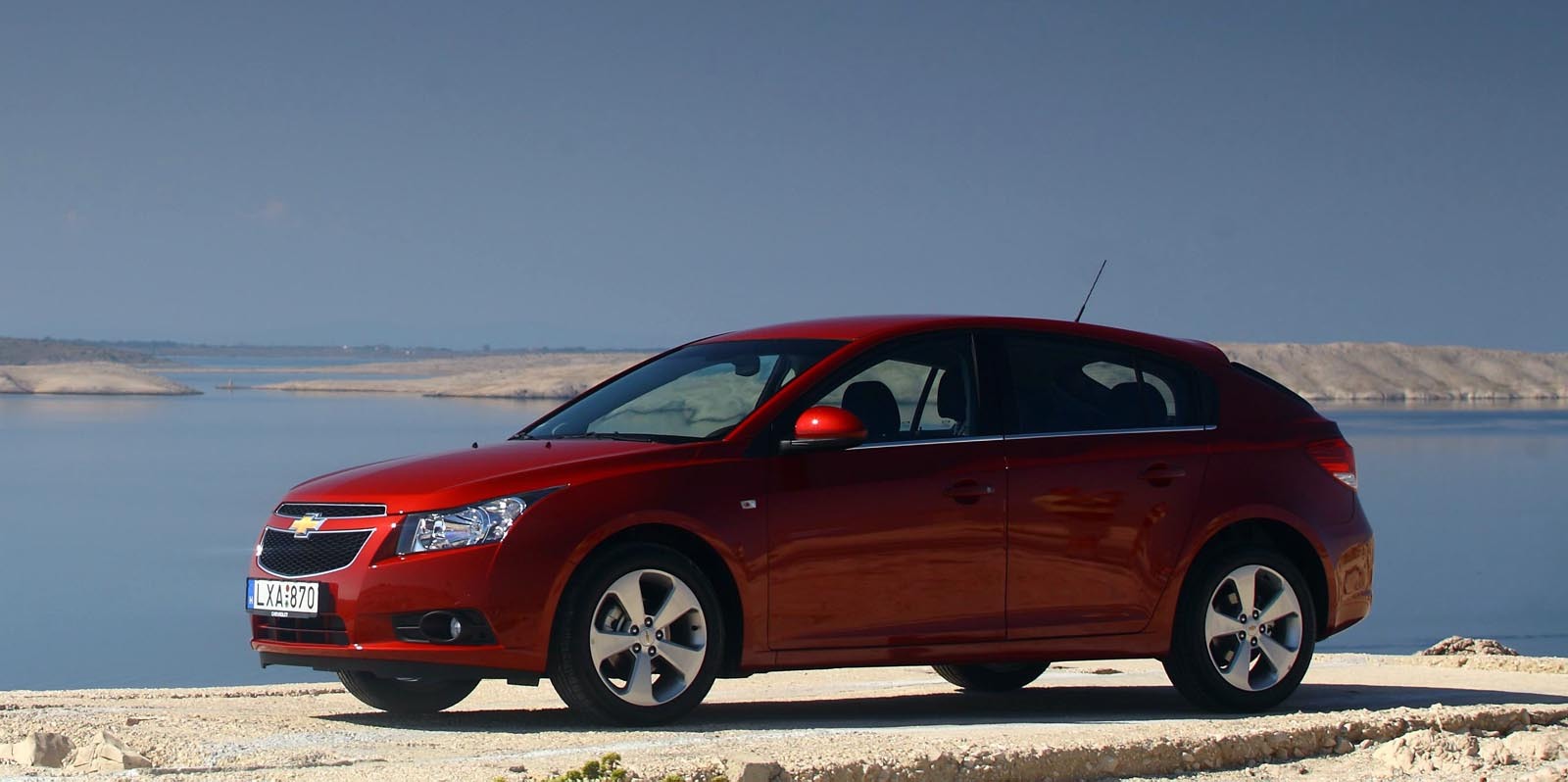 Chevrolet Cruze 2.0 D porneste de la 17.275 euro, fiind o oferta foarte competitiva