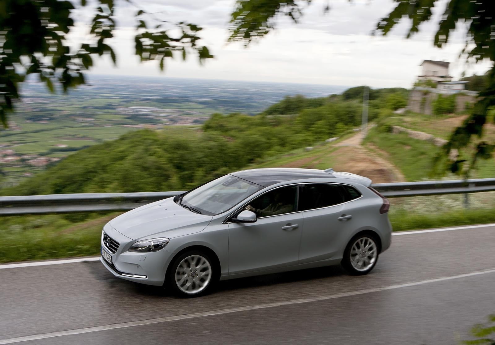 In modul Sport, cutia automata face din Volvo V40 T4 o masina suficient de agila