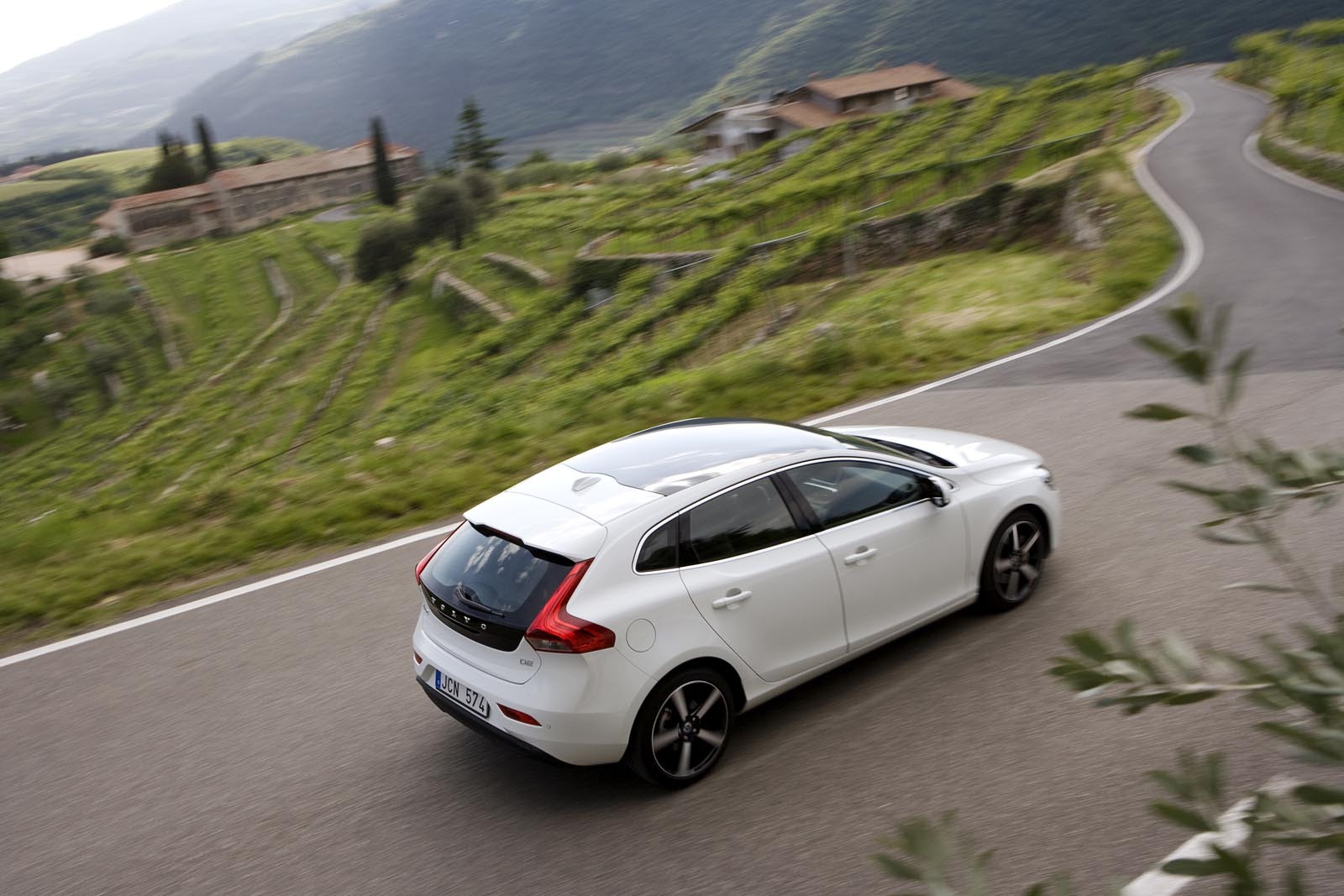 Volvo V40 D4 are un motor common-rail de 2,0 litri si 177 CP, cu un cuplu de 400 Nm