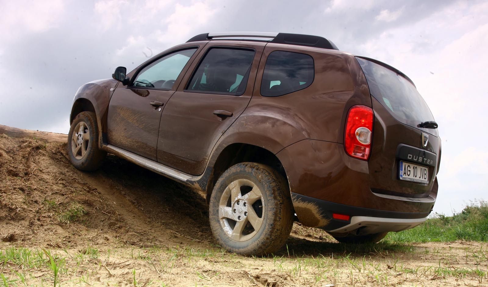 Dacia Duster este o reîncarnare modernă a lui ARO 10, un SUV de criză