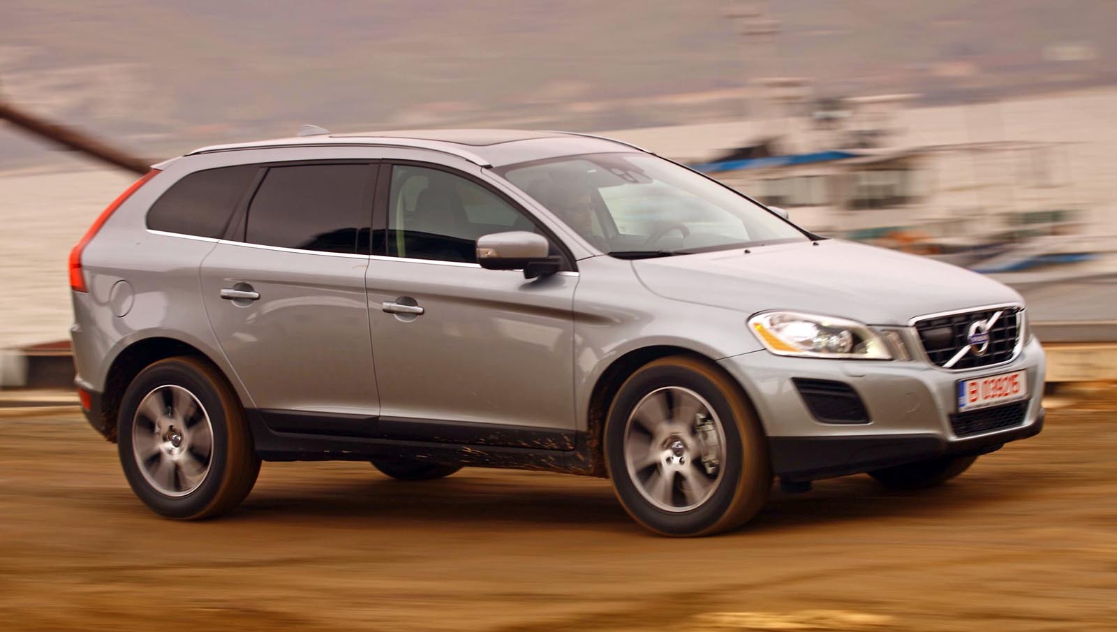 Volvo XC60 D5 are acelasi motor diesel de 2,4 litri si 205 CP. Cuplul e de 420 Nm/1.500 rpm