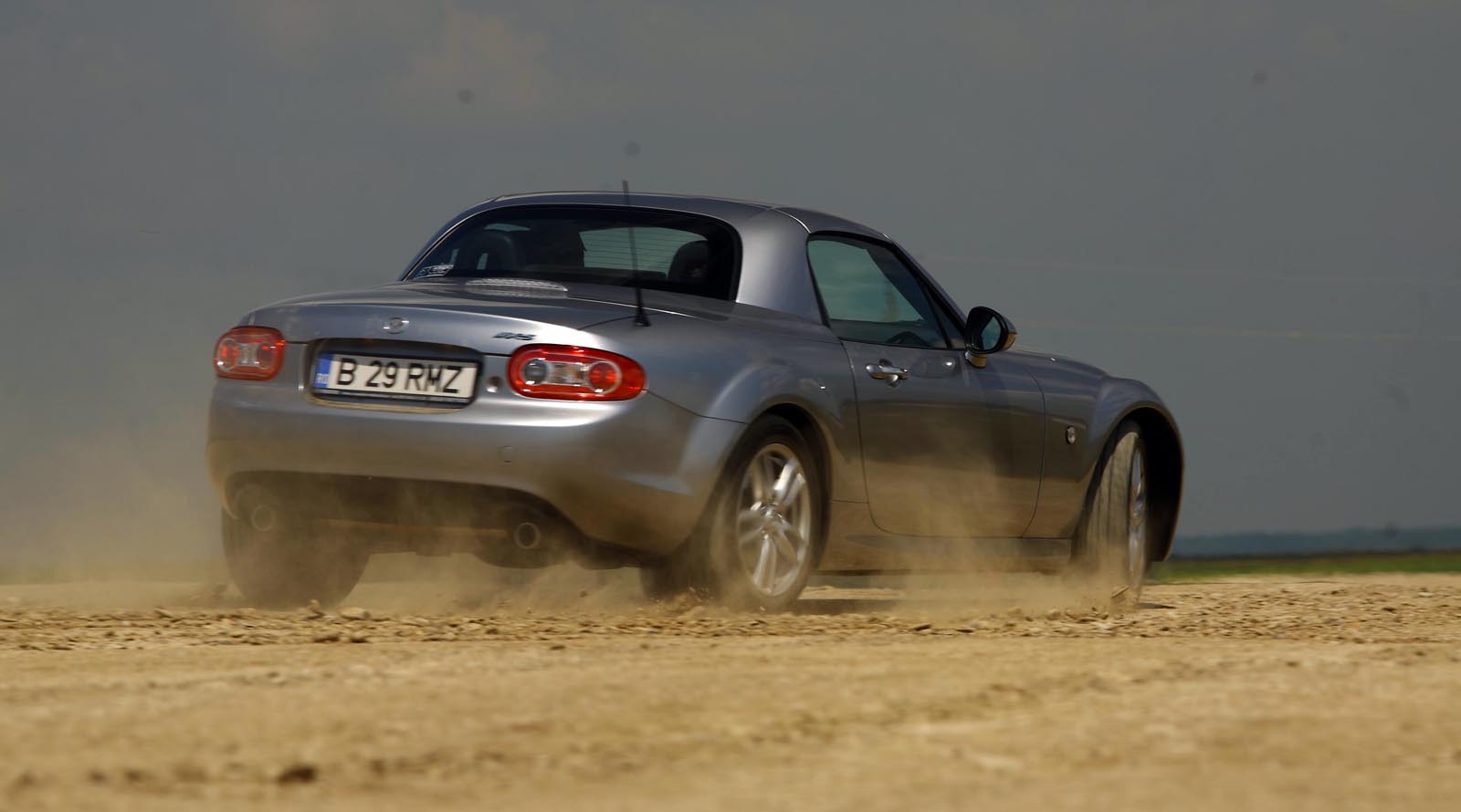 Mazda MX-5 este bine echilibrata si se dovedeste agila in curbe