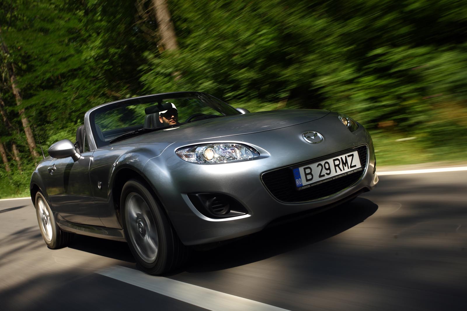 Tabloul ideal cu Mazda MX-5: rulaj linistit decapotat pe sosele putin umblate