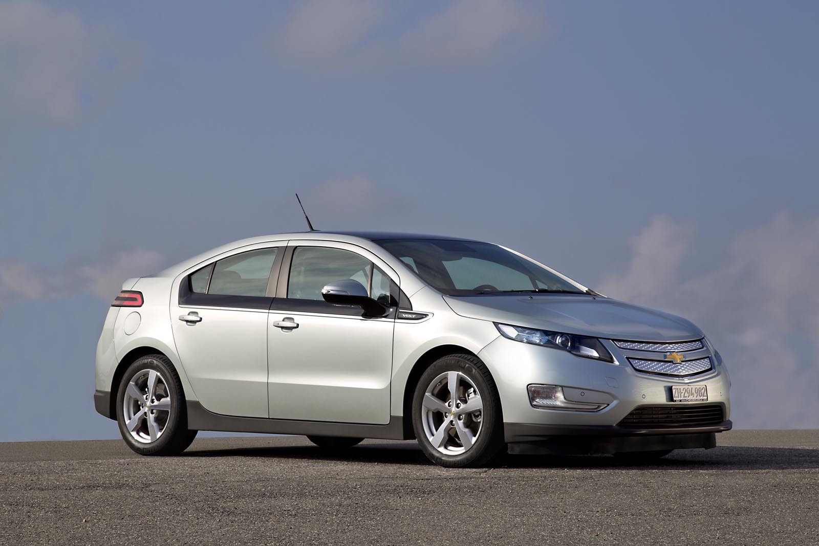 Chevrolet Volt are o lungime de 4,5 metri si arata futurist fata de sedanurile compacte similare