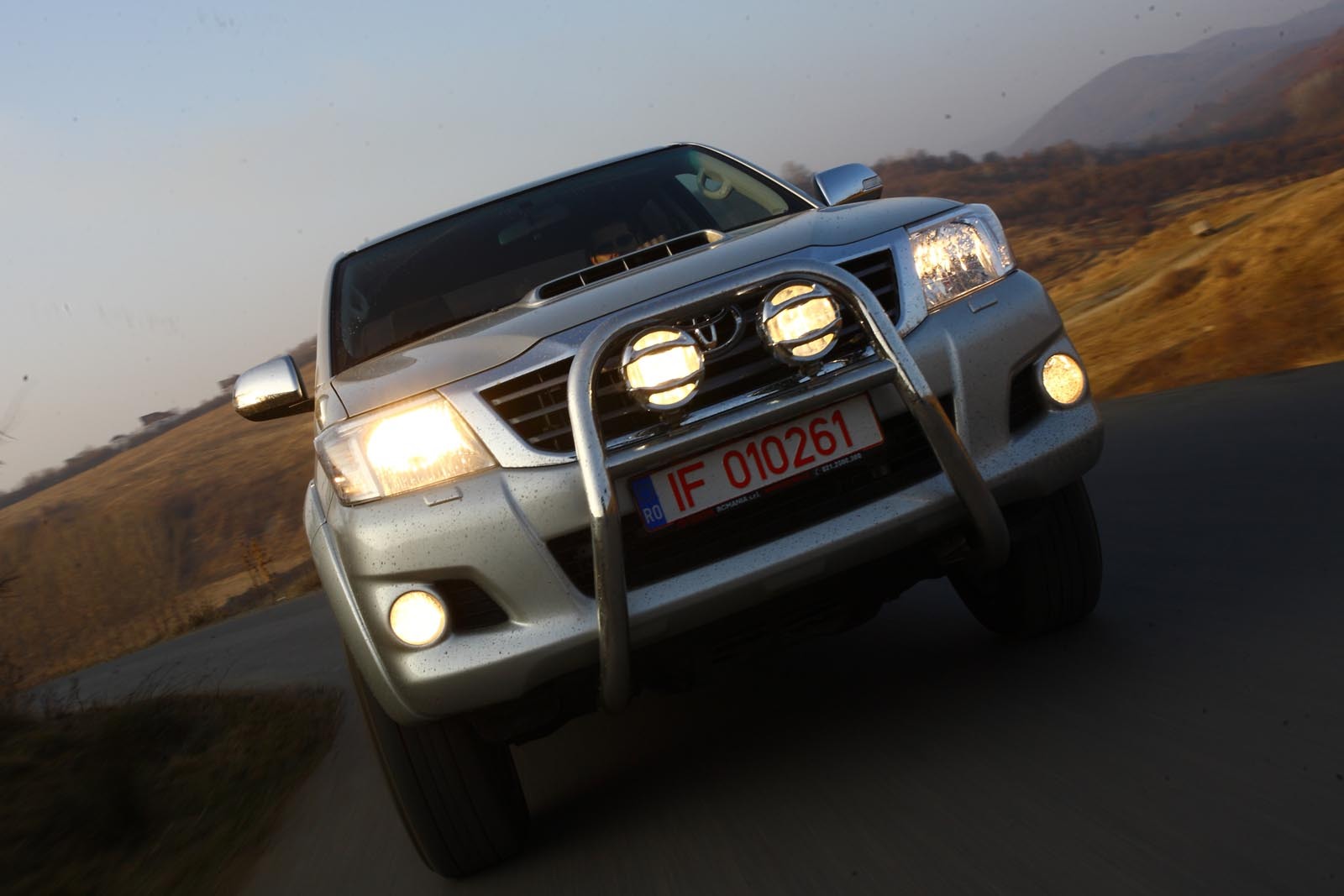 Toyota Hilux 3.0 D-4D este oferit doar cu nivelul de echipare Style+, pentru 35.410 euro