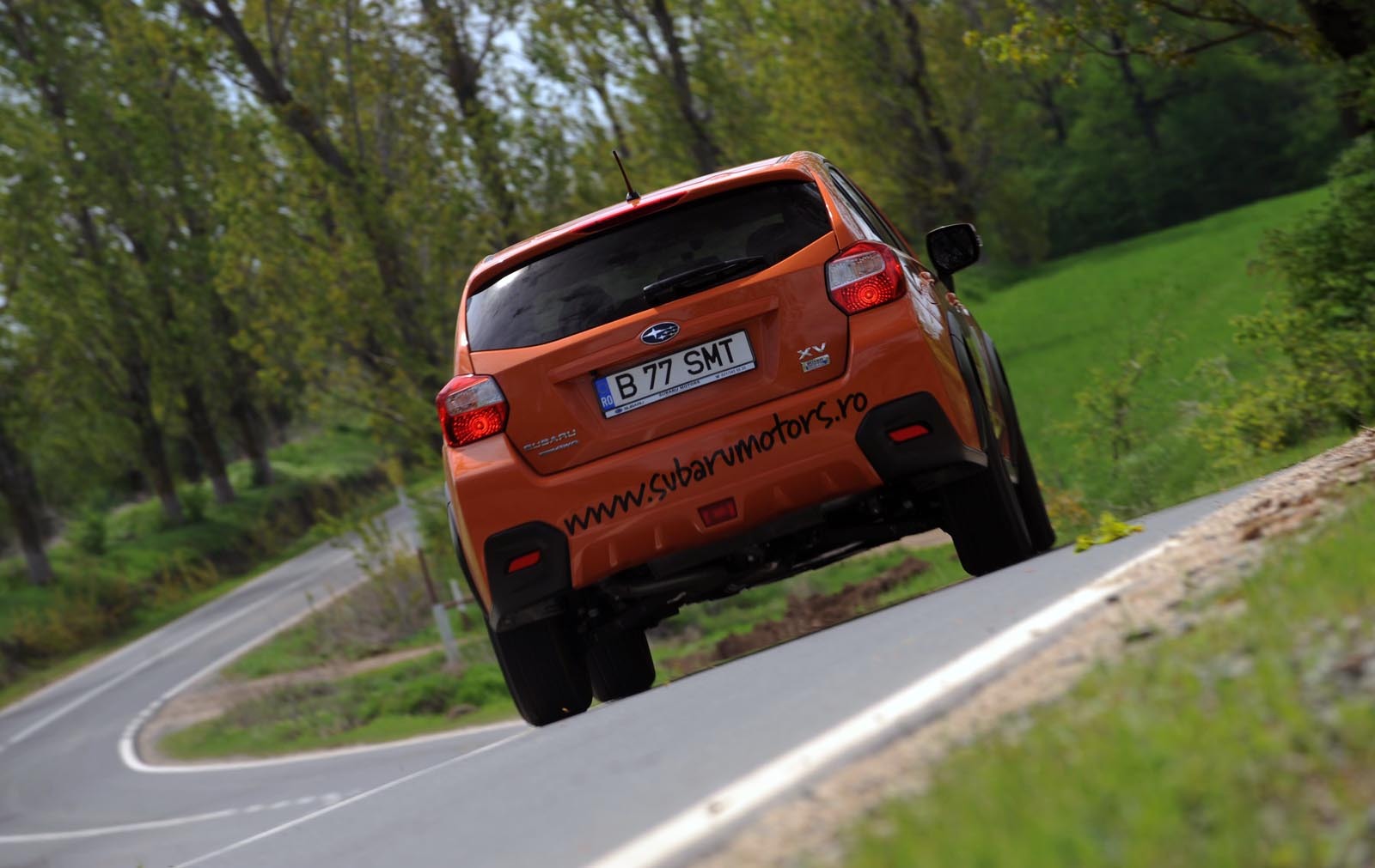 Caroseria lui Subaru XV se inclina destul de mult in curbe, dar tractiunea 4x4 ii confera siguranta