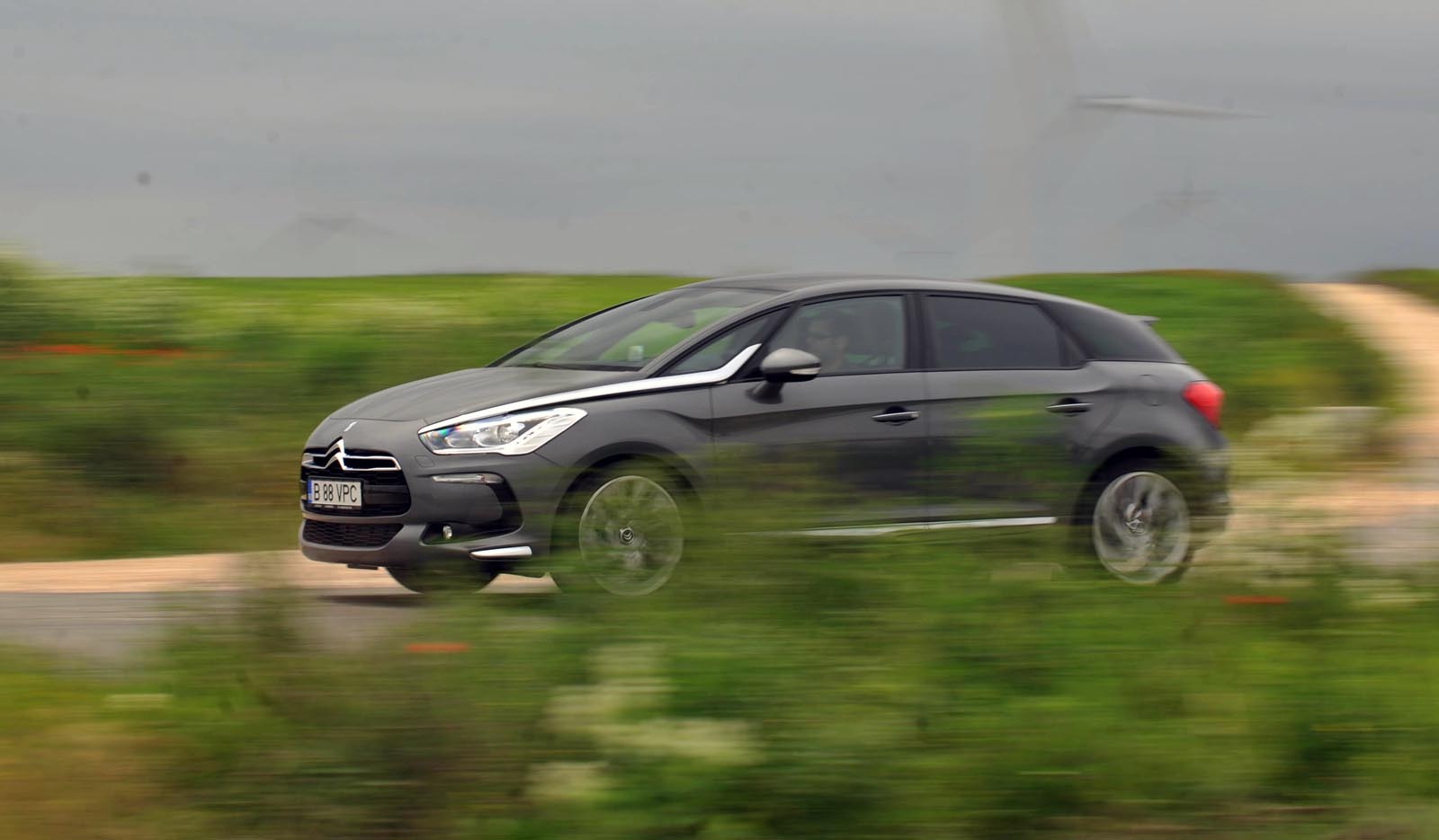 Citroen DS5 nu e o masina sportiva, filosofia ei fiind de a combina dinamismul, confortul si rafinamentul in conducere