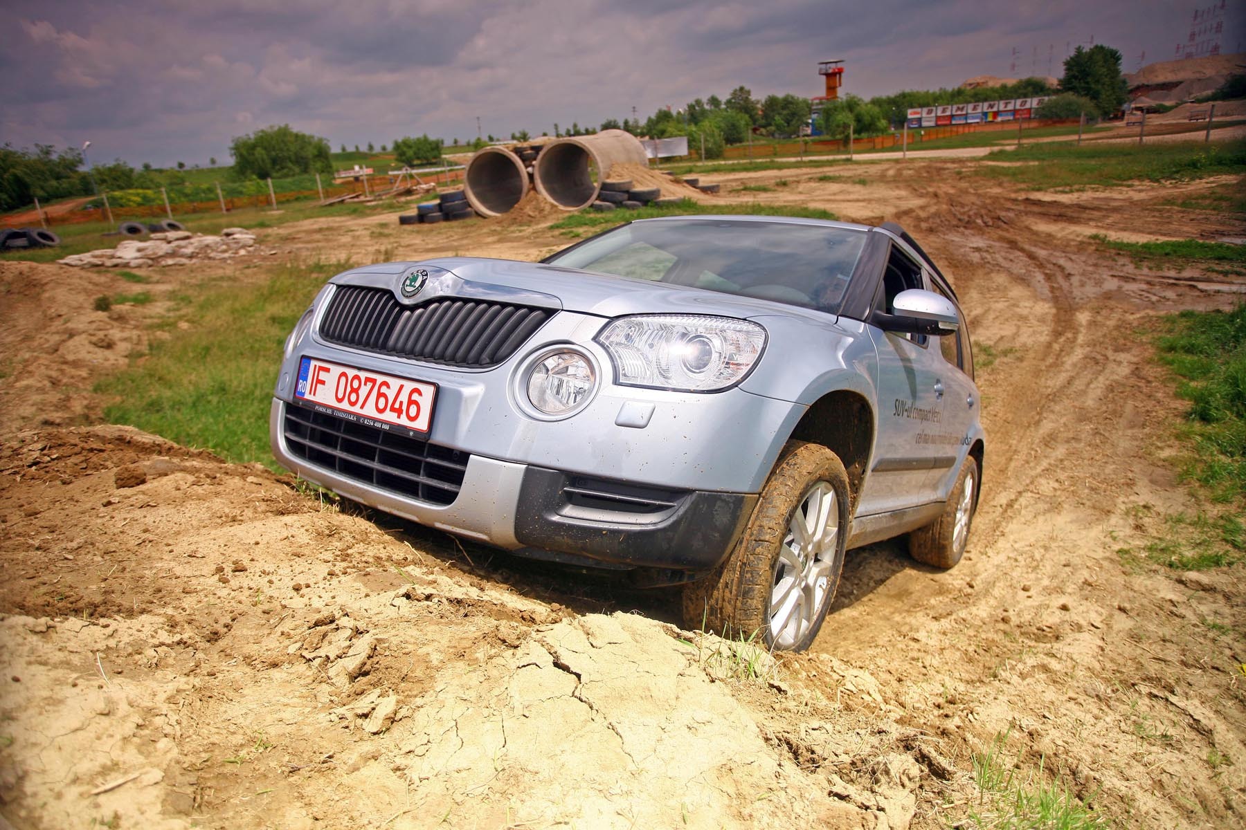 Skoda Yeti are un spoiler frontal care nu avantajeaza unghiul de atac, mai mic dectat la Duster