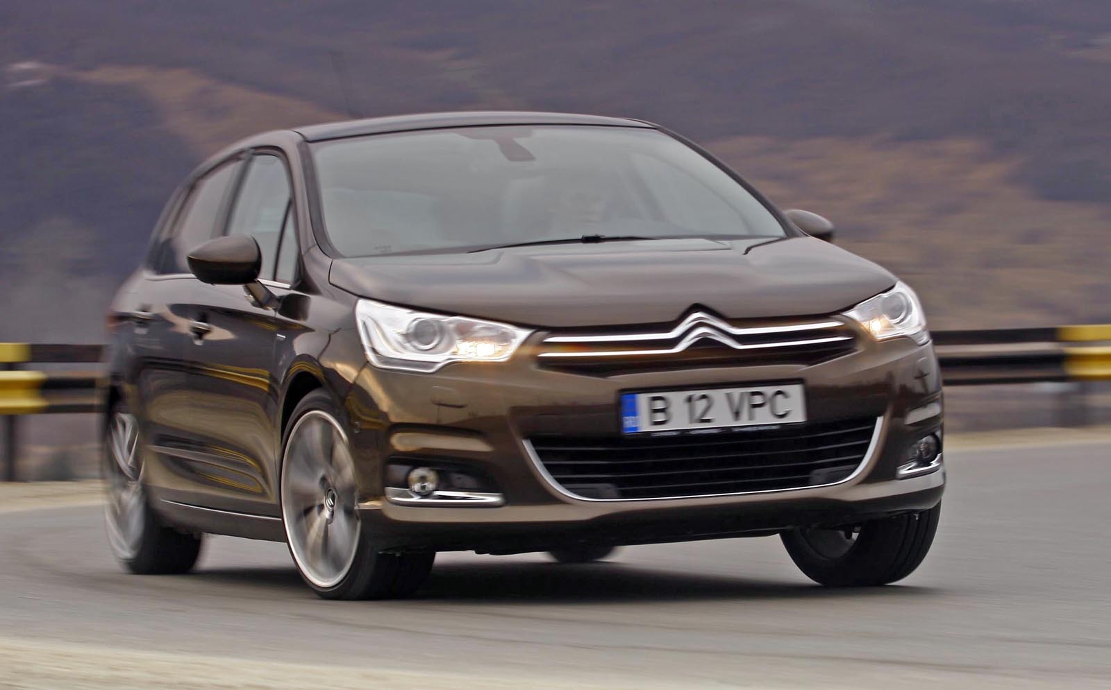 Per total, Citroen C4 da impresia de dinamism mai accentuat, Astra mizand pe echilibru