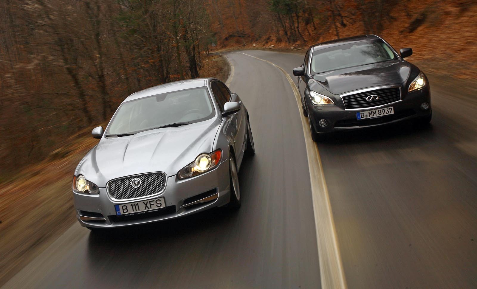 Jaguar XF D S este mai scump decat Infiniti M30d, atat in versiunile de baza, cat si full-option