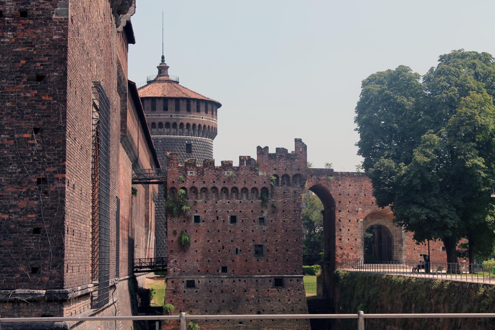 Castelul Sforzesco este mai mare decat s-ar crede la prima vedere