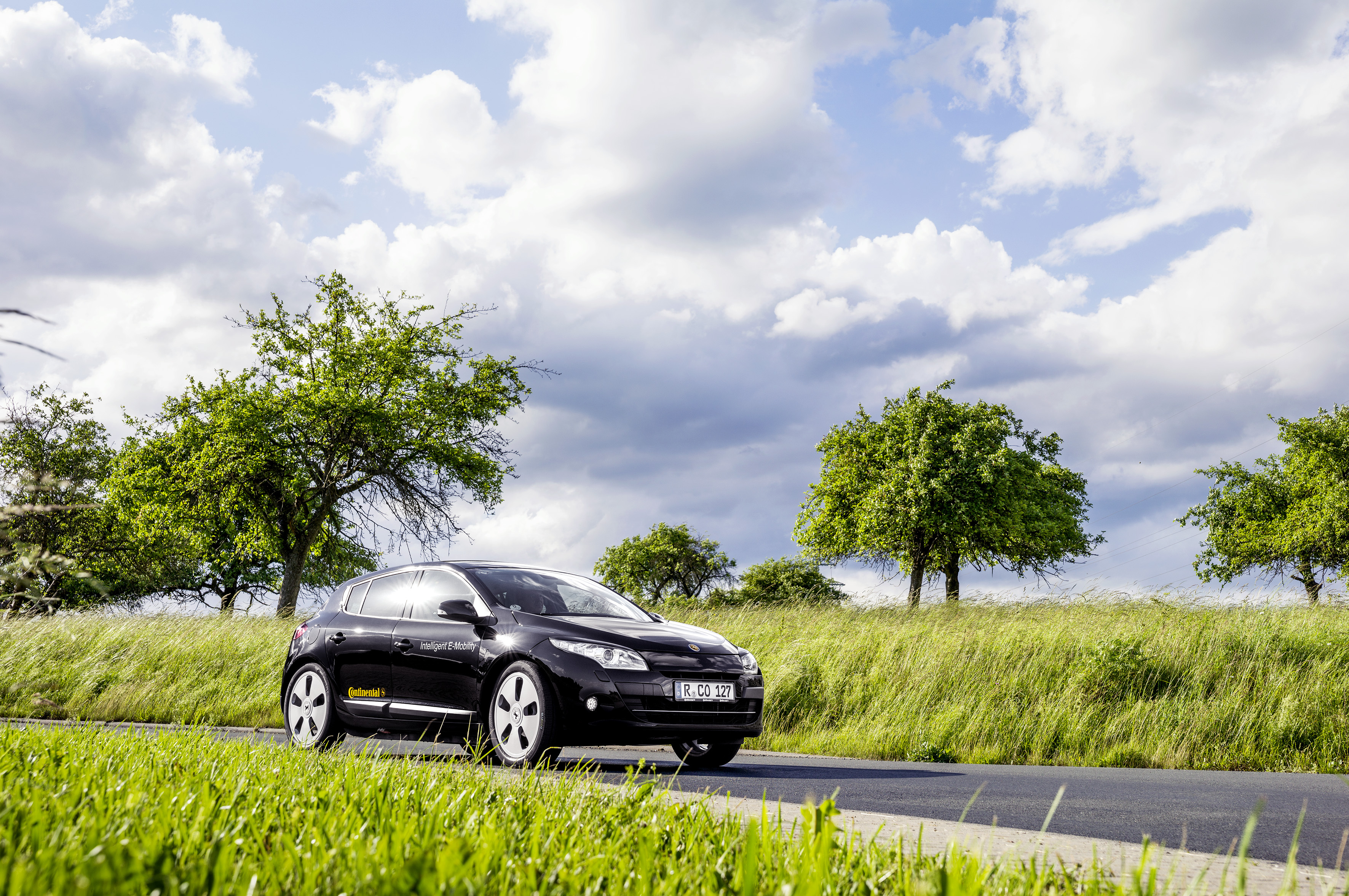 Vehicul electric construit de Continental pe platforma unui Renault Megane