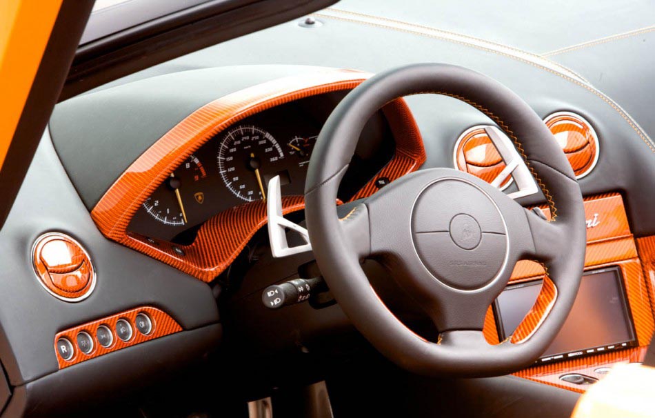 Piele si carbon orange in interior