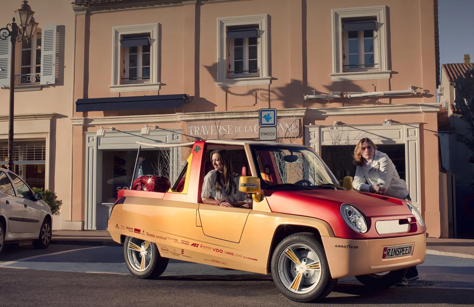 Rinspeed BamBoo are un design ciudat, amintind intrucatva de Citroen Mehari de acum 50 de ani